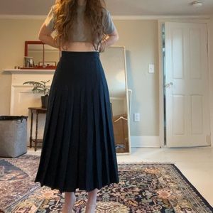 High waisted pleated skirt
